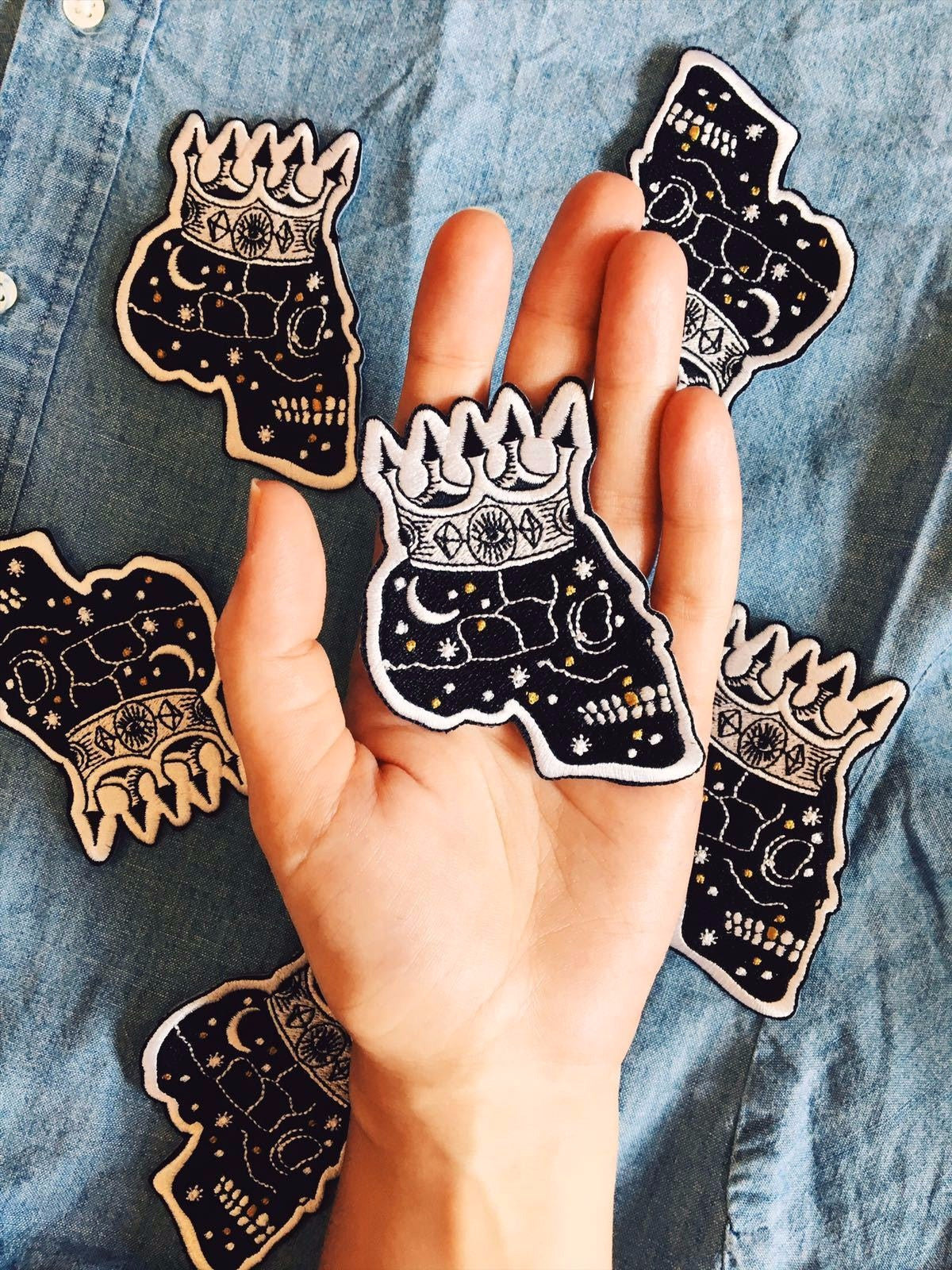 patch_skull_king_space_gold_holding_hand_denim